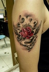 tato mawar yang indah bekerja di lengan