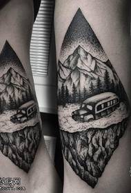 ručno ukrašen uzorak planinske tetovaže