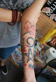 Uzorak grafita tetovaža u stilu s mastilom