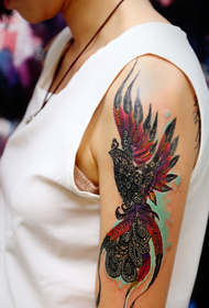 Te wahine wahine tuuturu o te tattoo totem o Phoenix