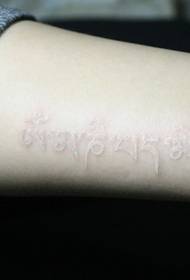mados asmenybės rankos nematoma sanskrito tatuiruotė