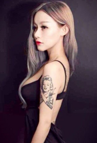 skoonheid sexy Monroe arm tatoeëring