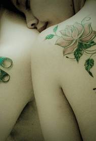 pāris plecu skaists ziedu totēma tetovējums