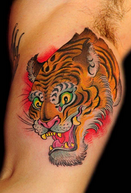 Tiger-tatuointikuvio käsivarren lihaksessa