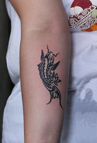 brazo tótem tatuaje de brazo de pez pequeño