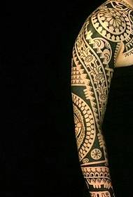 klassieke totem tattoo met arm