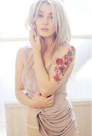 beleza estranxeira personalidade brazo tatuaxe de flores