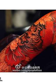 model de tatuaj bujor tigru braț