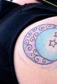 pequeno traballo de tatuaxe de lúa de ombreiro fresco