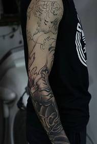 ọdọ ẹgbẹ apa to tattoo tatuu