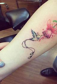 ክንድ ቆንጆ hummingbird እና የአበባ ንቅሳት ብቻ