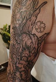 класична мода и привлачна рука тотемска тетоважа