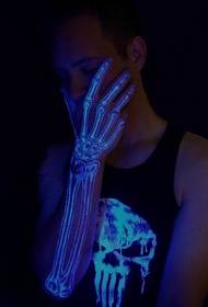 ülilahe arm luu fluorestsents tätoveering