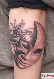 stupendo e misterioso tatuaggio maschera sul braccio