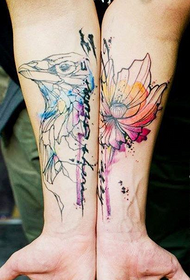 lengan percikan bunga dan pola tato burung