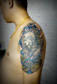 Le tamaititi o loʻo faʻauʻuina Lion Lion Tattoo Works