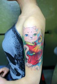 brazo de rapaza vestindo tatuaxe de gato túnica vermella