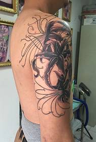 unha gran tatuaxe de flores de tinta faille que non sexa monótono
