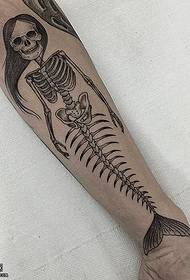 узорак тетоваже сирена за руку