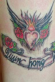 belles ales d’amor al braç I tatuatge de flors