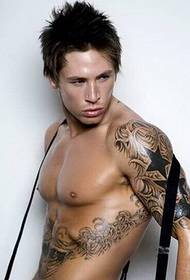 男性モデルの魅力の美しいタトゥー