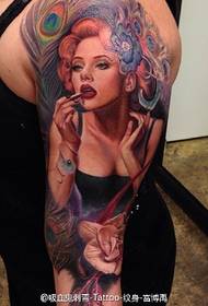 A deusa sexy está tatuada no brazo