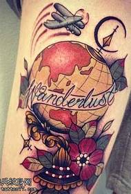 Motif de tatouage globe rouge
