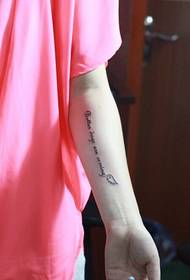 สาวแขนสวยงามรอยสักภาษาอังกฤษสดขนาดเล็ก