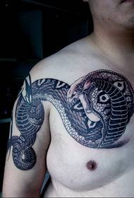 patrón de tatuaje de cobra de pecho masculino