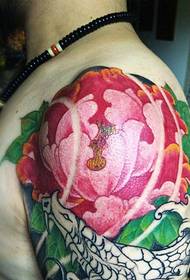 зашеметувачка голема тетоважа со голема црвена цветна тетоважа