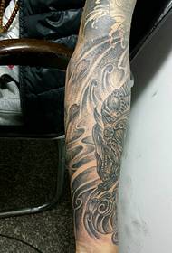 braccio coperto con tatuaggio elefantino bianco e nero