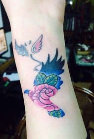 lille arm fugl rose tatoveringsmønster