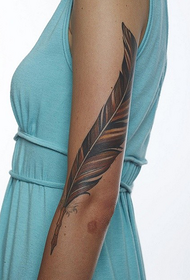 жіноча рука особи татуювання перо