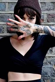 mados grožis turi gerai atrodančią rankos totemo tatuiruotę
