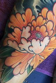 disegno del tatuaggio peonia dipinto braccio