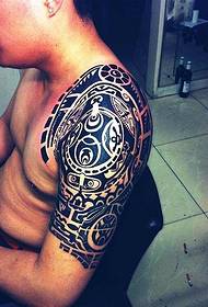 duży przystojny fajny tatuaż totemowy