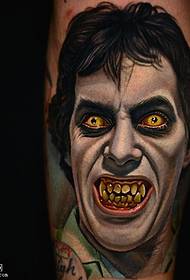 လက်မောင်းပေါ်တွင် Vampire တက်တူးထိုးပုံစံ