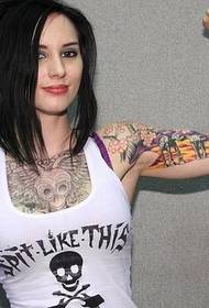 bonica noia morena que porta un tatuatge de crani