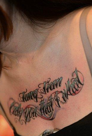 exquisito patrón de tatuaje de ardilla chicana en el pecho de la niña