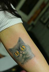 schattige kleine kattentattoo op de arm van het meisje