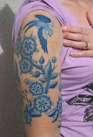 Aselee sininen ja valkoinen tatuointikuvio