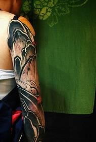 burly miesten käsivarteen persoonallisuus voittamaton totem tatuointi