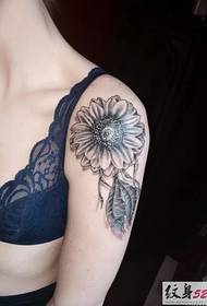 dziewczyna ramię czarny szary słonecznikowy tatuaż
