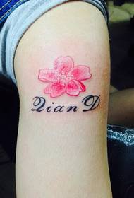 brazo de rapaza tatuaje de carta de cereza con bo aspecto