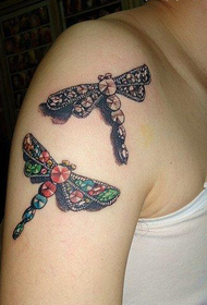 foto tatuaggio braccio diamante libellula