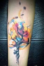 Maľované krásne tetovanie veľký strom