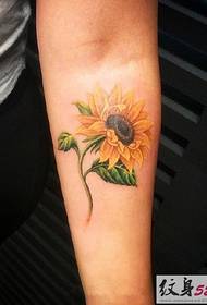 Gambar tato bunga matahari kecil