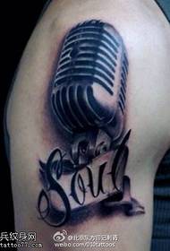 Tus tiag tiag, muaj nuj nqis microphone tattoo ntawm xub pwg