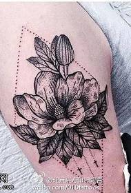Простий великий укол квітковий візерунок татуювання
