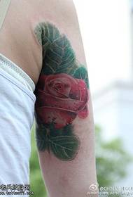 逼真立体的红玫瑰纹身图案